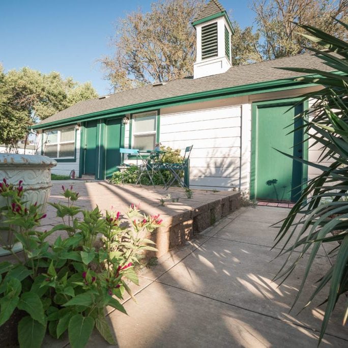 GuestCottage-Front4-1024x684-circle